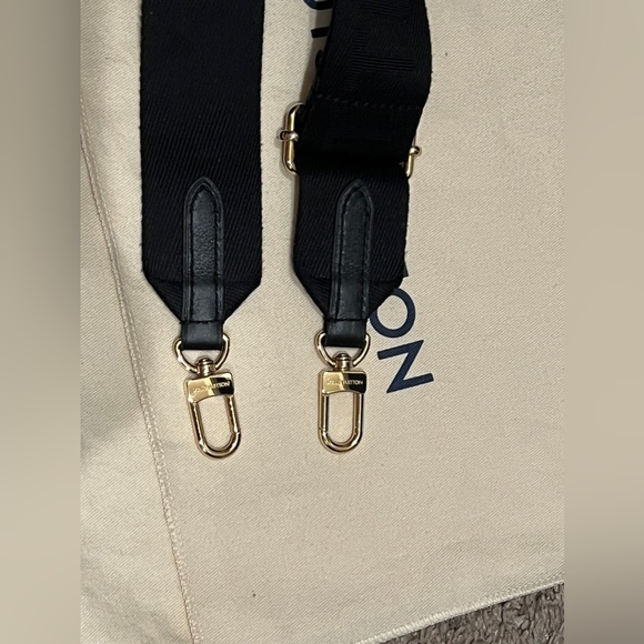 Louis Vuitton Coussin PM in Noir - Picture 13 of 16